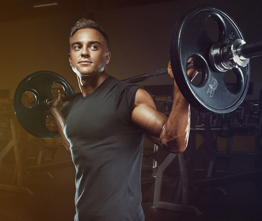 バーベルを上げる男性