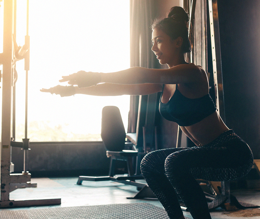 ランジをする女性