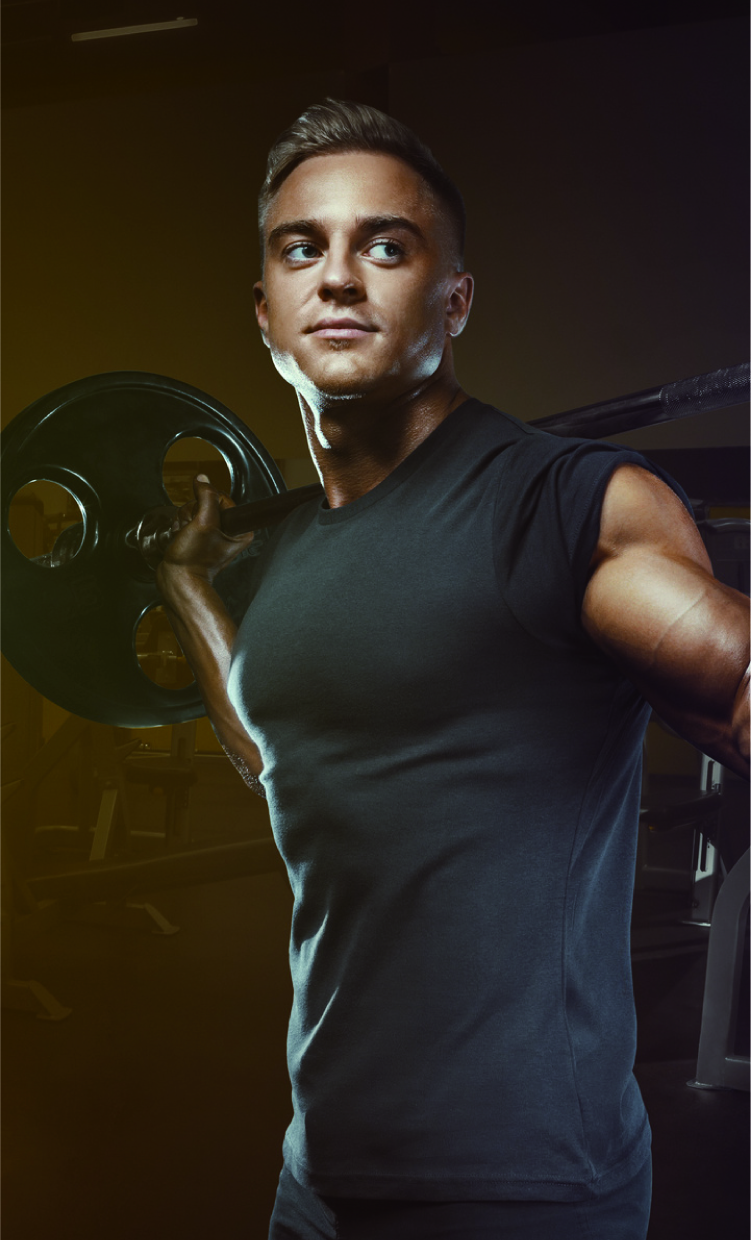 バーベルを上げる男性